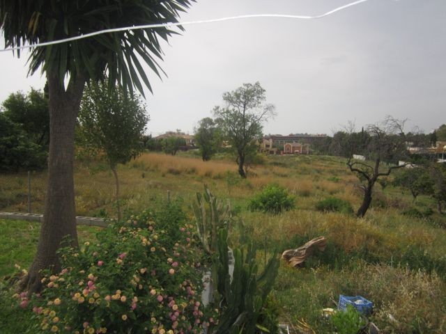 Large plot with plans for 24 town houses in a quiet location near Guadalmina and close to the town of San Pedro.