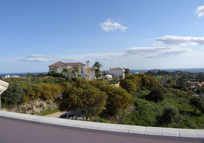 Fantastic villa located on the sought after area of La Alquería, surrounded by important golf courses and a short driving distance to the beach.