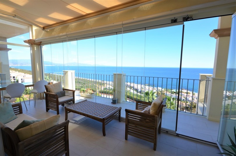 Magnificent penthouse with spectacular sea views, located in an urbanization area at a short distance from Sotogrande harbour and close the beach.