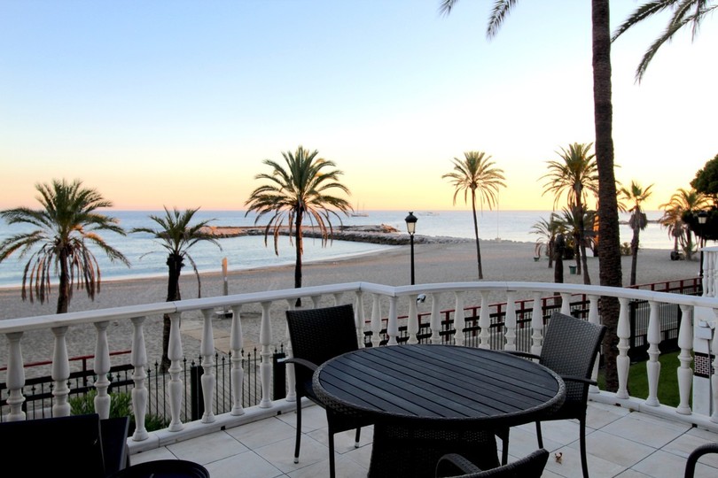 Stunning 4 bedroom duplex apartment in a beachfront urbanisation just a few steps from the heart of Puerto Banus.