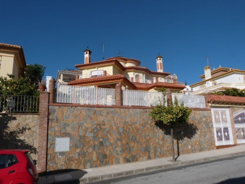 This fantastic villa is situated in Viña Malaga, one of the most sought after areas in Torre del Mar.