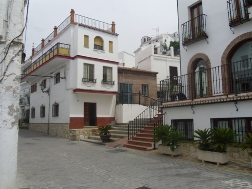 A large spacious village house situated in the village of Canillas de Aceituno with accommodation comprising hallway, lounge with fireplace, fitted...