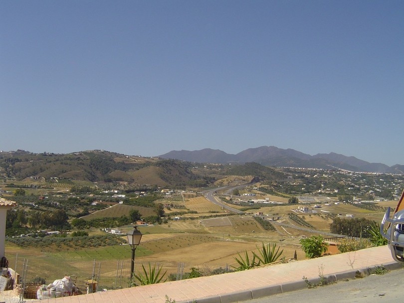 Fantastic plot with un interrupted views across the valley