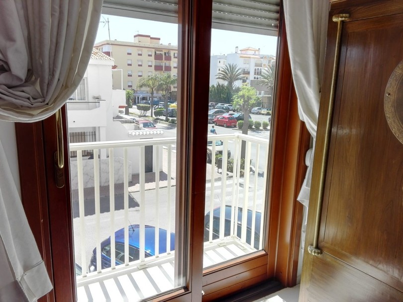 Flat in Sabinillas very bright corner, the facade overlooks three streets.