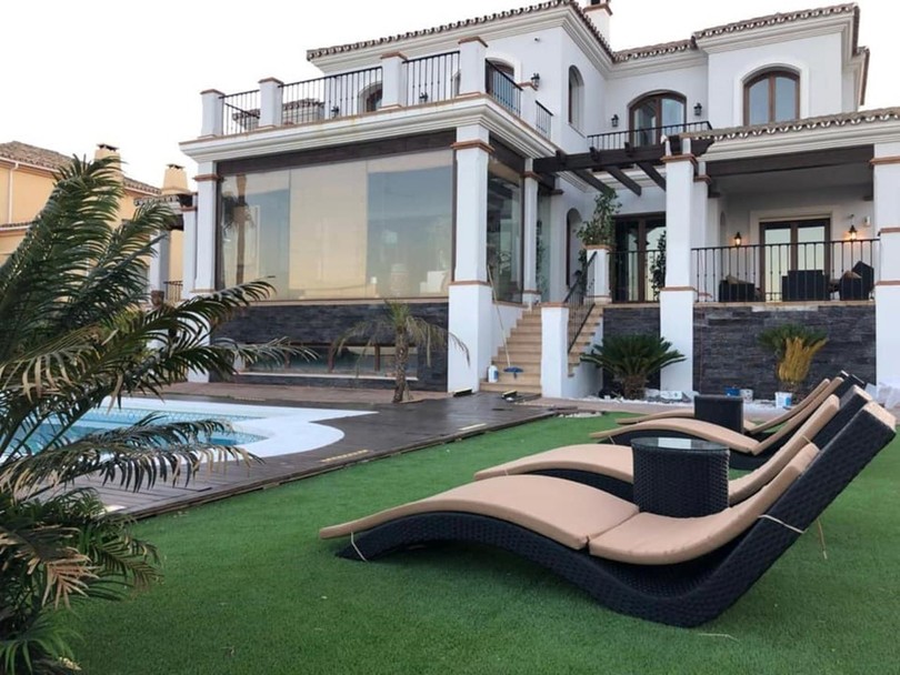 On the secure hillside resort of La Paloma just five minutes from the exclusive Marina of Sotogrande lays this beautiful newly built villa.