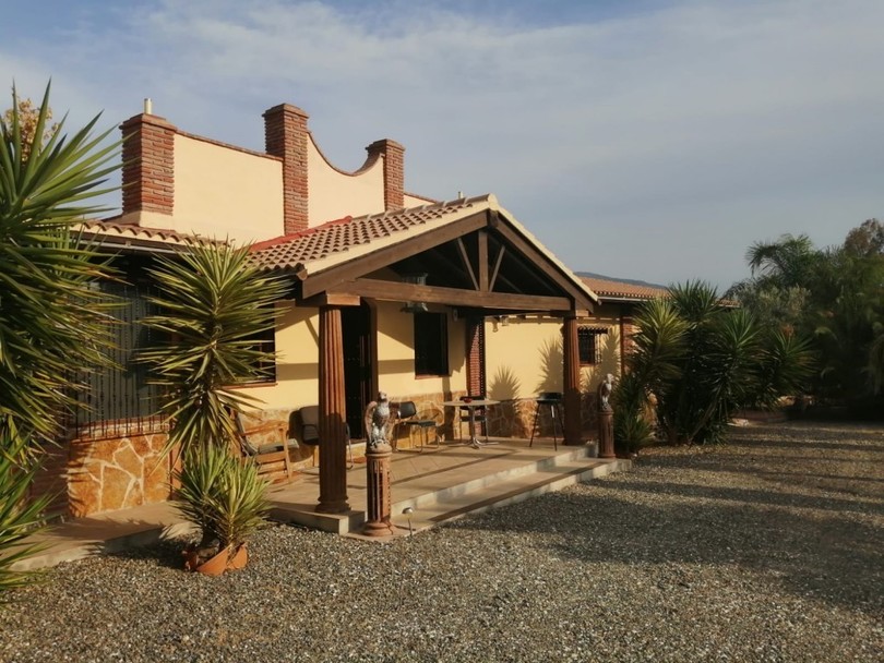 Originallly listed at 350,000 € now reduced to 300,000 € Great finca with 2 ensuite bedrooms in a very quiet area and in turn only a few minutes from
