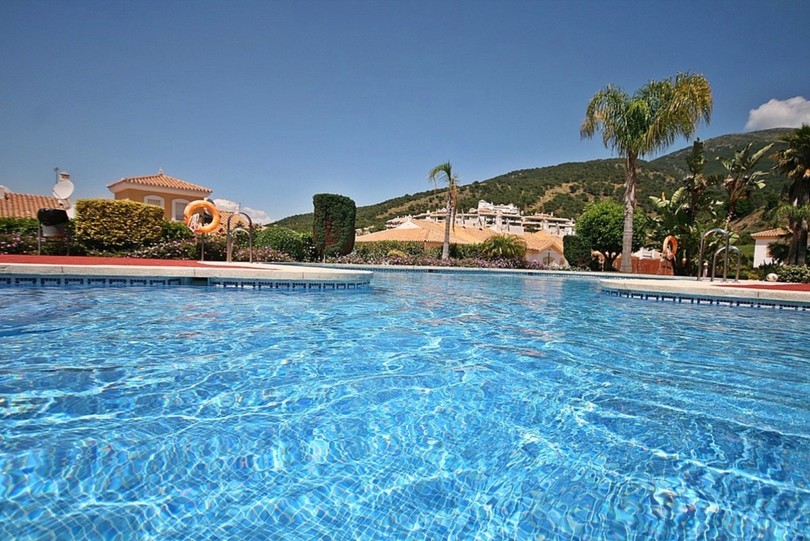 Well presented 3 bedroom penthouse in Las Brisas del Golf the apartment is very spacious and full of light in all rooms with stunning views to the...