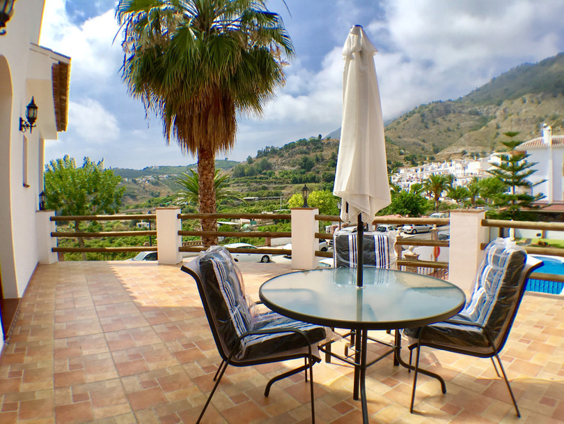 Set in the heart of Frigliana town with FABULOUS VIEWS!