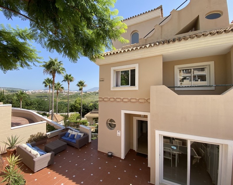 This 4 Bed Townhouse is located in La Vizcaronda, above the Manilva coast line and with panoramic views to the sea and mountains.