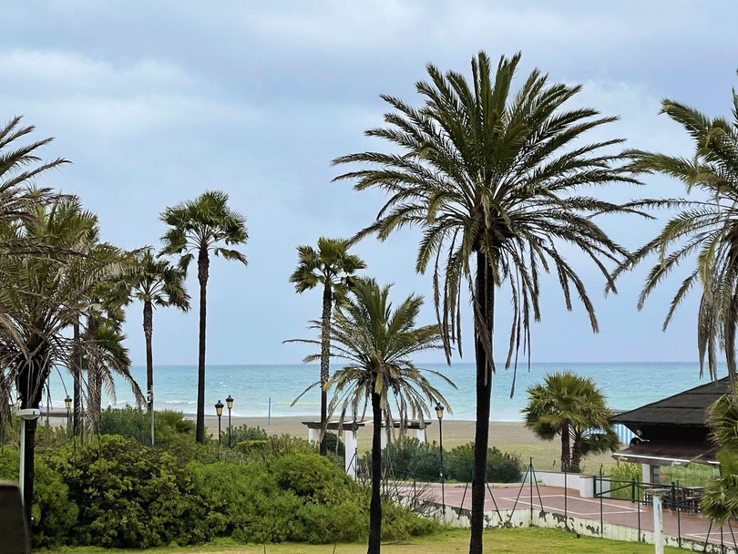 In the heart of Marina la Duquesa, this spacious second floor apartment with a lift lays in a secure and well maintained block of apartments just f...
