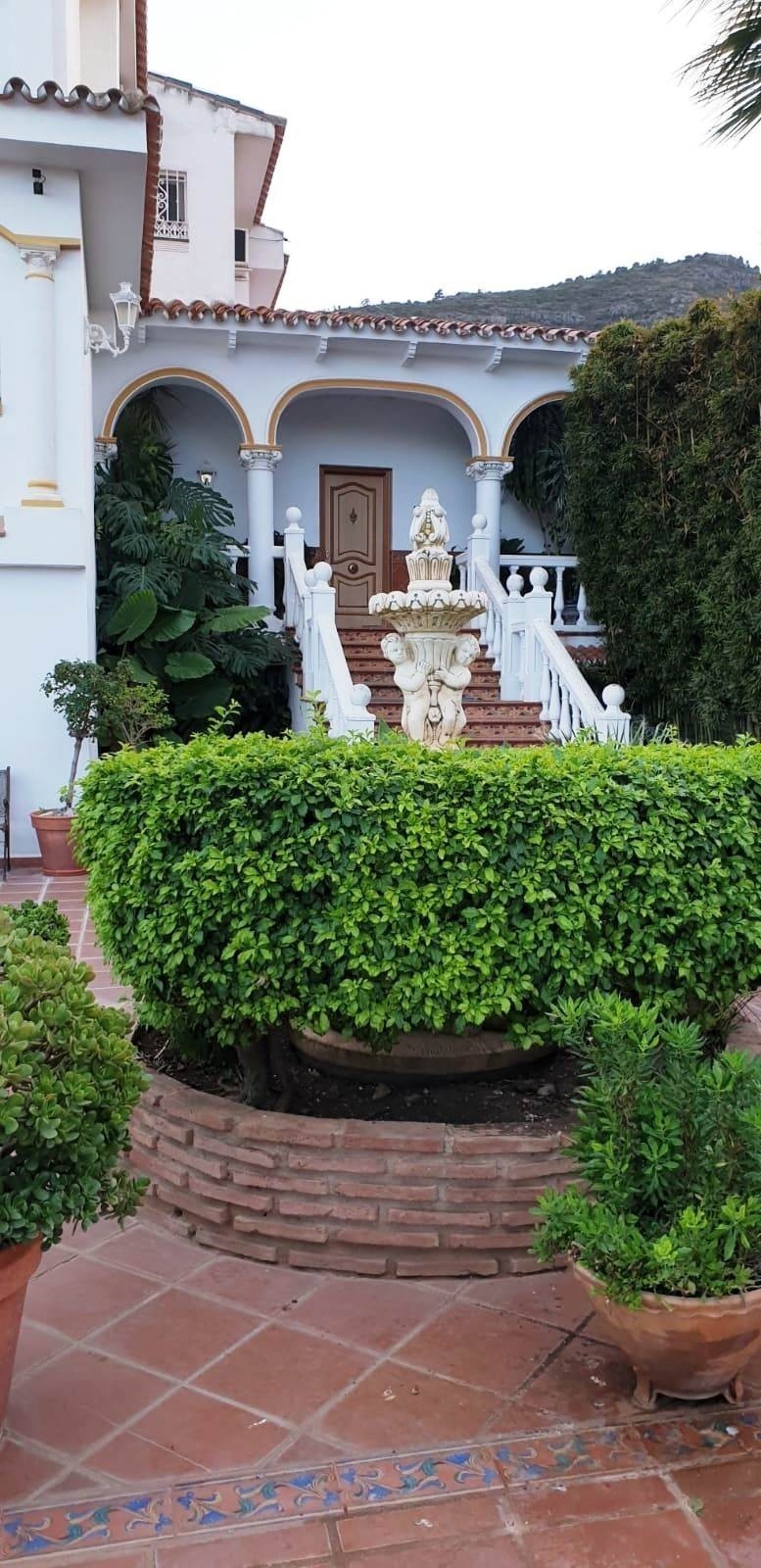 2936-V  Villa in Alhaurin de la Torre located in a privileged environment.
