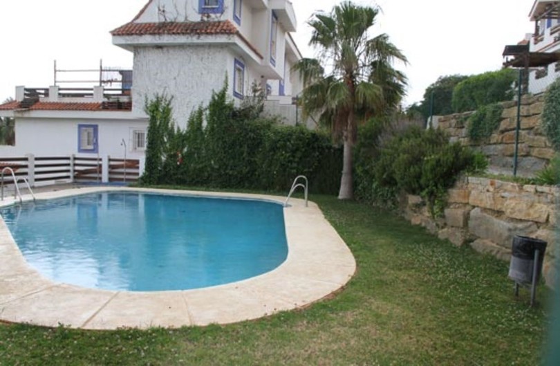 Recently built detached house located in a closed complex with community gardens and swimming pool.