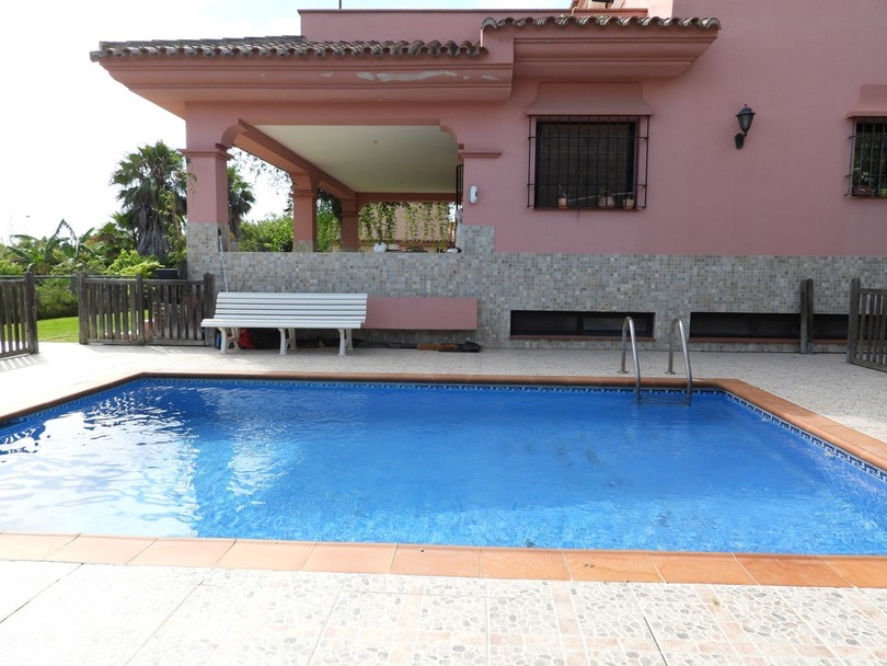 Large family villa of 4 bedrooms and 3 bathrooms, part restored.