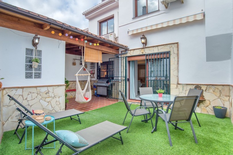 Spacious and modern Andalusian style townhouse, very well presented and with wonderful views of the Guadalhorce valley.