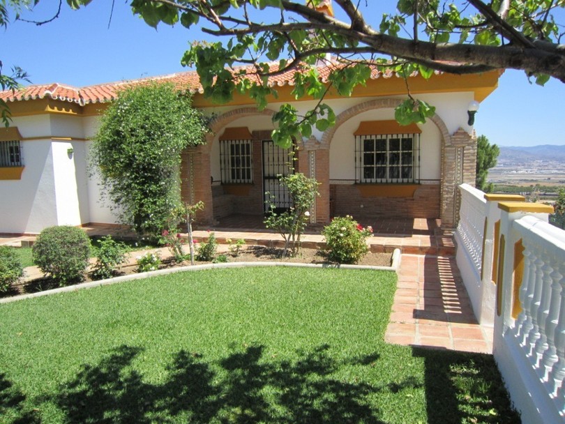 AAR3788692 - For sale a fantastic single-storey villa, more semi-basement, in one of the best urbanizations in the village.