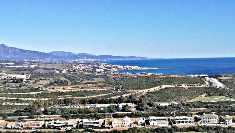 PENTHOUSE FOR SALE WITH LARGE TERRACE ...ESTEPONA..VIEWS..GOLF..This is a beautifully positioned Penthouse in the very sought after area of Casaras...