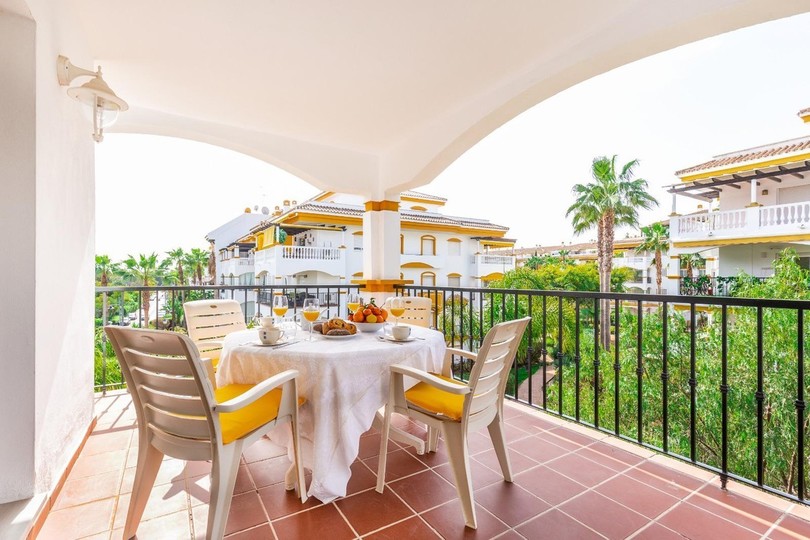 Beautiful apartment  in the well-known Dama de Noche urbanization in Puerto Banús, the apartment is located on the second floor counting with three...