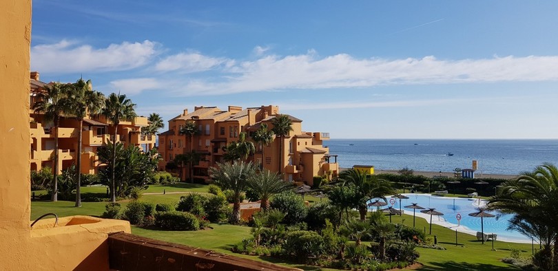 This is a truly special, South-facing two-bedroom luxury apartment in Los Granados de la Duquesa.