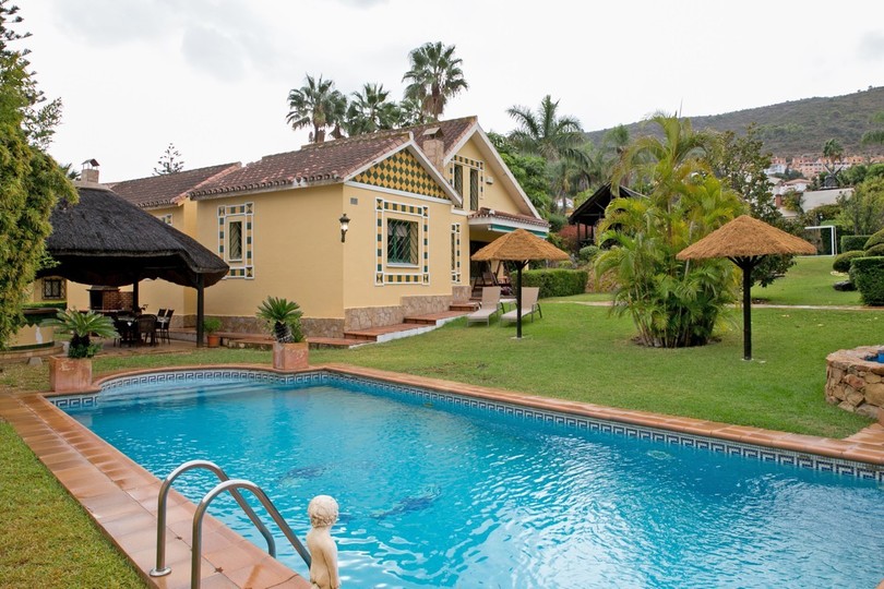 Magnificent set of three villas in Alhaurin de la Torre.