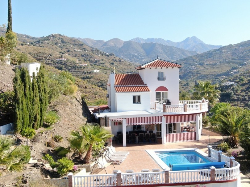 Narrow alleys, white houses - and a breathtaking view of the sea and mountains at the same time: in Sayalonga.