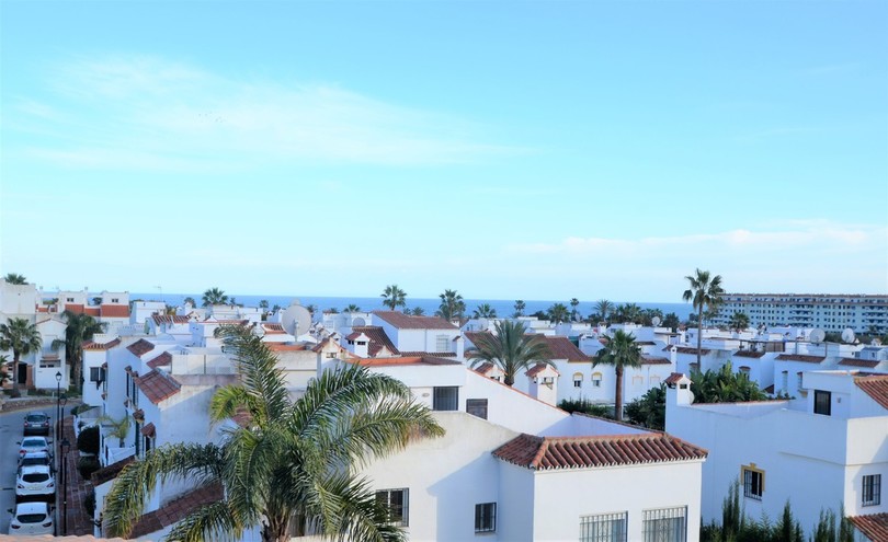 COZY PENTHOUSE WITH TERRACE, SOLARIUM, VIEWS TO THE SEA, NEXT TO THE WELL KNOWN DOÑA JULIA GOLF CLUB AND WITH COMMUNITY POOL, in gated Urbanization...