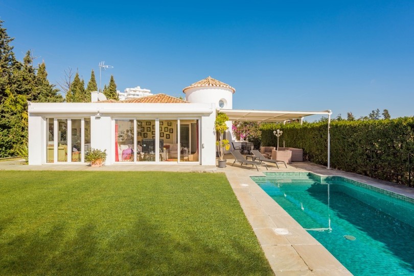 This beautiful southwest-facing villa, constructed on one level, boasts 3 bedrooms and is very close to Guadalmina golf course.