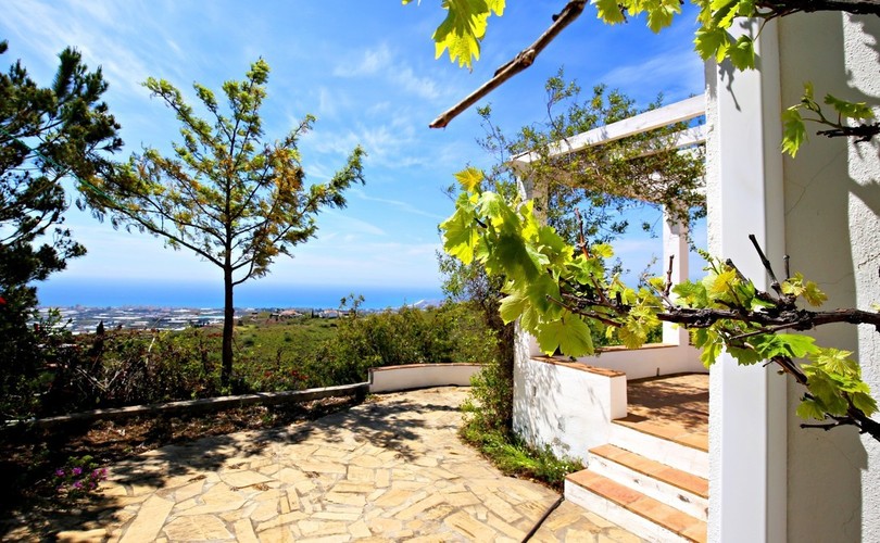 It is the breathtaking views that will captivate you the moment you first stand on the south-facing panoramic terrace of this exclusive finca in Al...