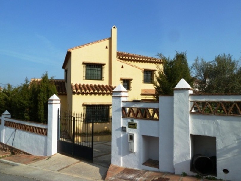 2967-V  ALHAURIN DE LA TORRE, in Lagar reserve within a park of 16 hectares fully fenced with 2 swimming pools for 22 neighbors, sells brand new vi...