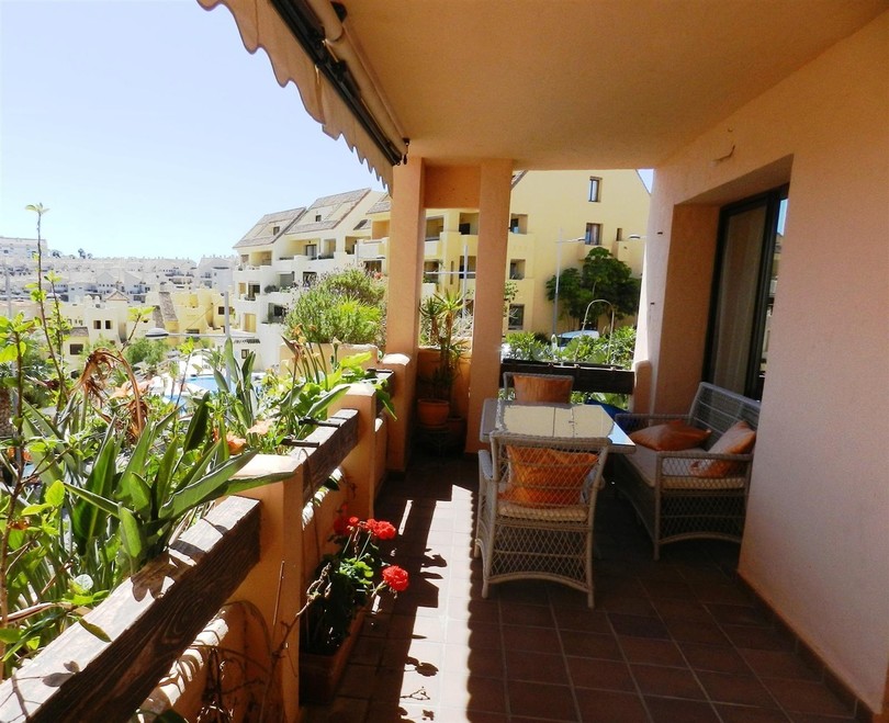 In a beautiful urbanization a few minutes from the marina of Puerto Deportivo de la Duquesa