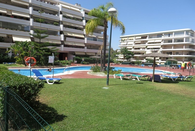 Spacious second floor apartment located in the urbanization of Campos de Guadalmina.