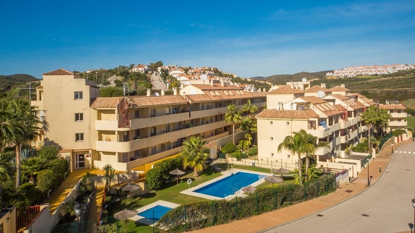The penthouse with marvelous sea views is located in the urbanization Alboran Hills.