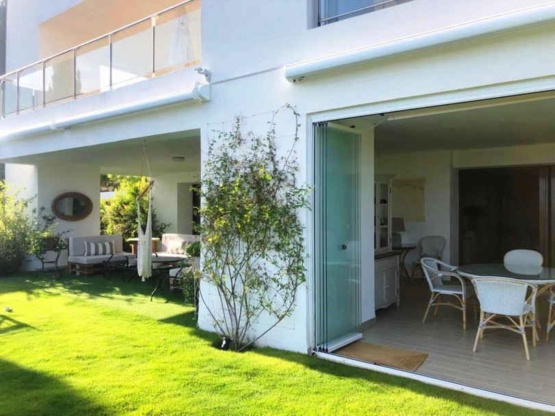 Fantastic ground floor made of thow apartments with private garden, two terraces, backyard and three parking spaces.