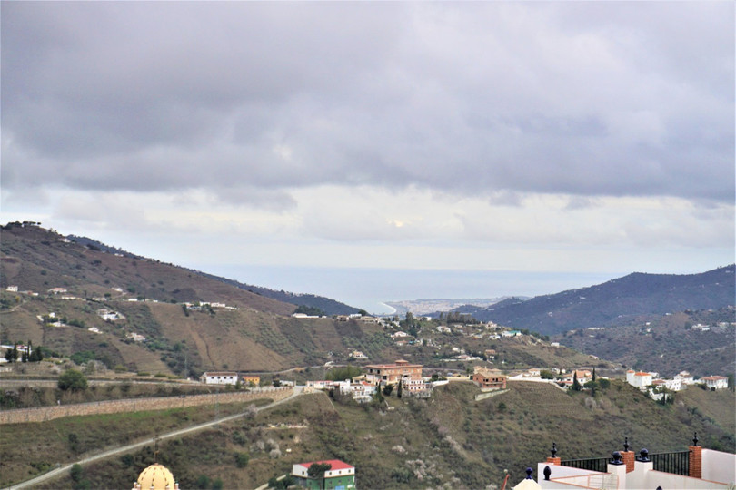We present you a great property, to either invest or simply live in Large traditional town house located in the upper part of Cómpeta near the Plaz...