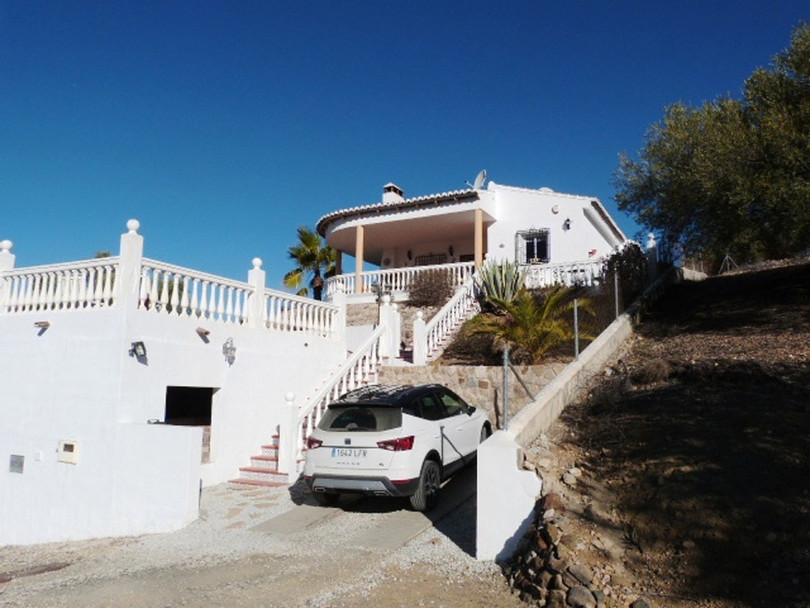 An immaculate detached villa, totally private with fabulous views of the surrounding countryside, walking distance to both Puente de Don Manuel and La