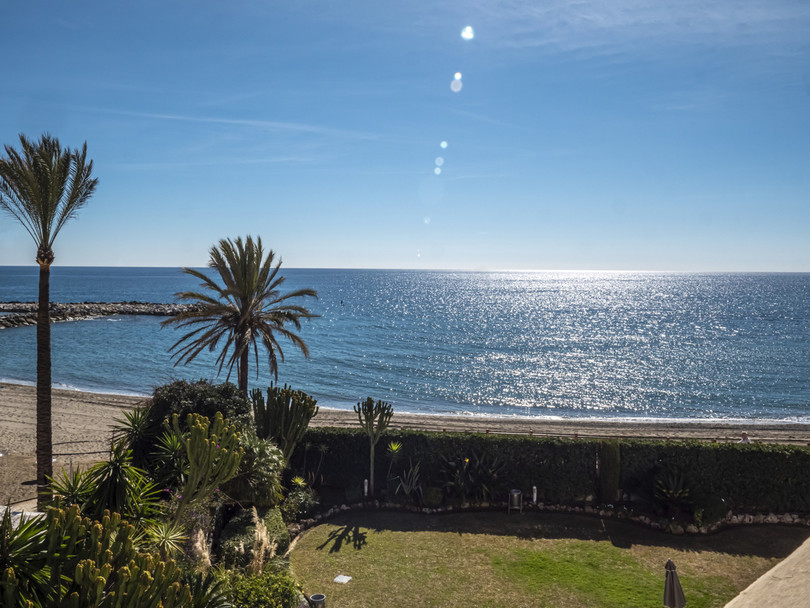 Front line beach apartment in La Herradura. Second floor, facing south to east. Direct views to the beach and sea, walking distance to Puerto Banus.