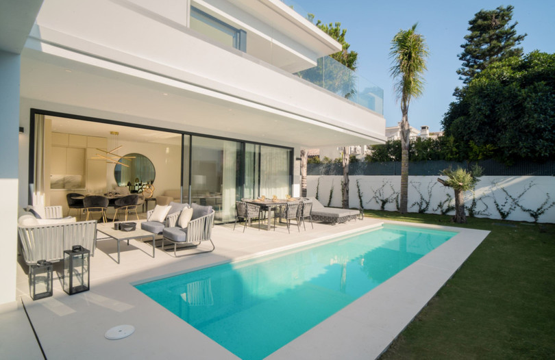 These marveluos new modern villas for sale are located in one of the most luxurious residential areas in Marbella-Golden Mile, in a secure Urbaniza...