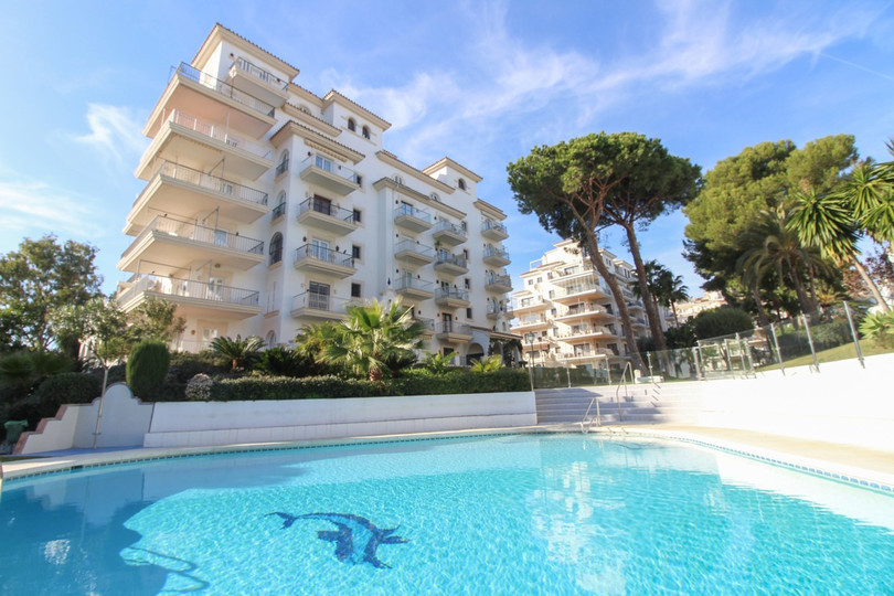 Spacious  apartment in a beachfront urbanisation in Puerto Banus walking distance to all kind of amenities: shops, restaurants, bars, luxury boutiq...