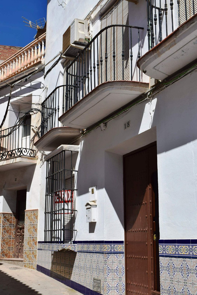 This large townhouse is located in the heart of Benamargosa, a step away from all amenities and only a 20 minutes drive to the coast.