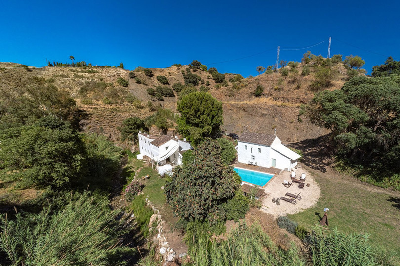 Magnificent dream house in an old mill from the 16th century, in an idyllic setting by the river, with beautiful landscapes with fruit trees in a n...