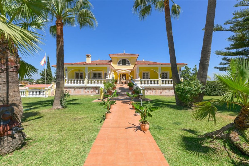 Impressive villa that we find in the sought after urbanization of Pinos de Alhaurín el Alhaurín de la Torre.