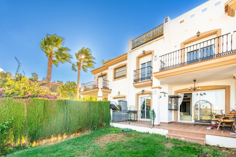 Townhouse in Alhaurín Golf with nice views.