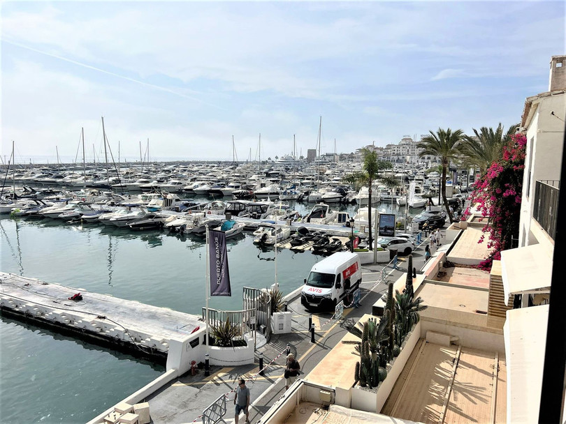 Stunning frontline marina apartment both spacious and luxurious