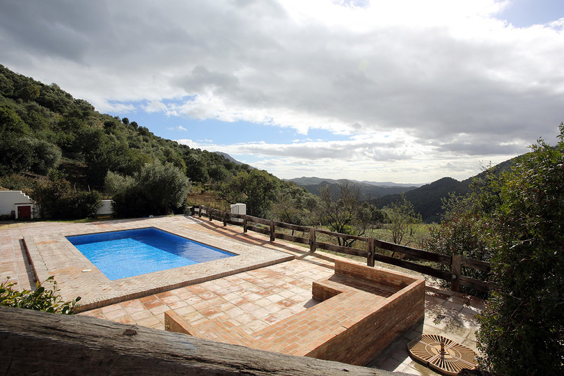 Stunning country home, in the Gaucin village area for sale, with 30.000m plot and sea views.Only 40 minutes drive from Marbella, 25 minutes from Es...