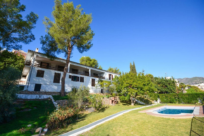 A large detached villa located in the prestigious area of Cortijo San Rafael, perfectly located for easy access to both Frigiliana and Nerja.